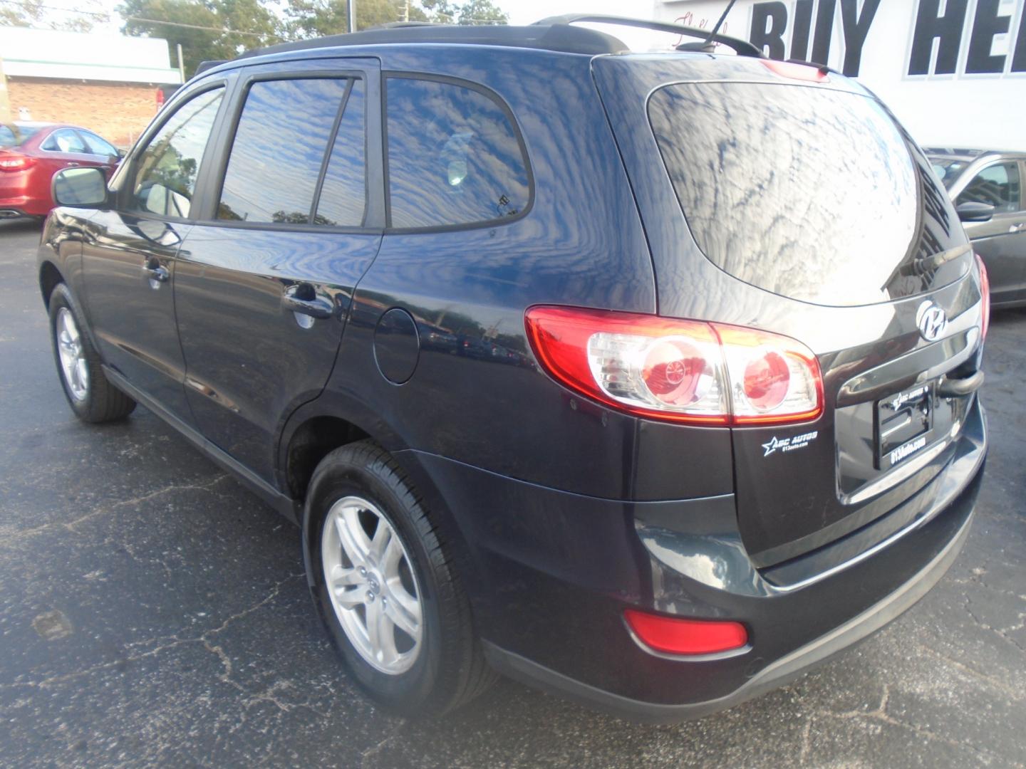 2011 Blue Hyundai Santa Fe GL 2.4 FWD (5XYZG3AB9BG) with an 4-Cyl, 2.4 Liter engine, Automatic, 6-Spd w/Overdrive and Shiftronic transmission, located at 6112 N Florida Avenue, Tampa, FL, 33604, (888) 521-5131, 27.954929, -82.459534 - Photo#5